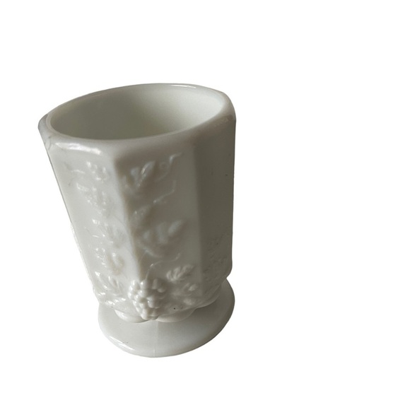 Milk Glass Tumber marked Westmoreland Grapes and leaves, vintage - Picture 2 of 3